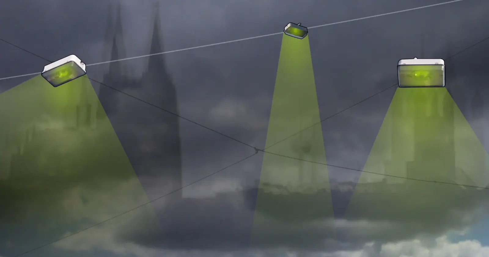 Grüne Lichtkegel über Köln